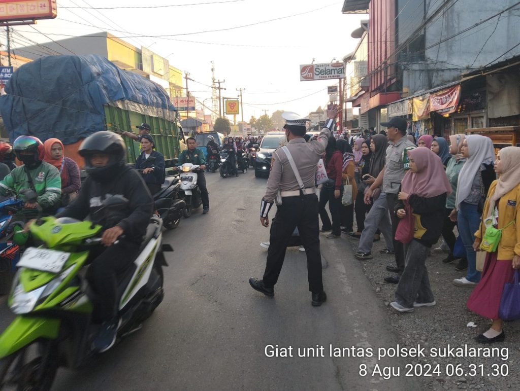 Unit Lantas Polsek Sukalarang Laksanakan Gatur Lalin Saat Jam Masuk Karyawan