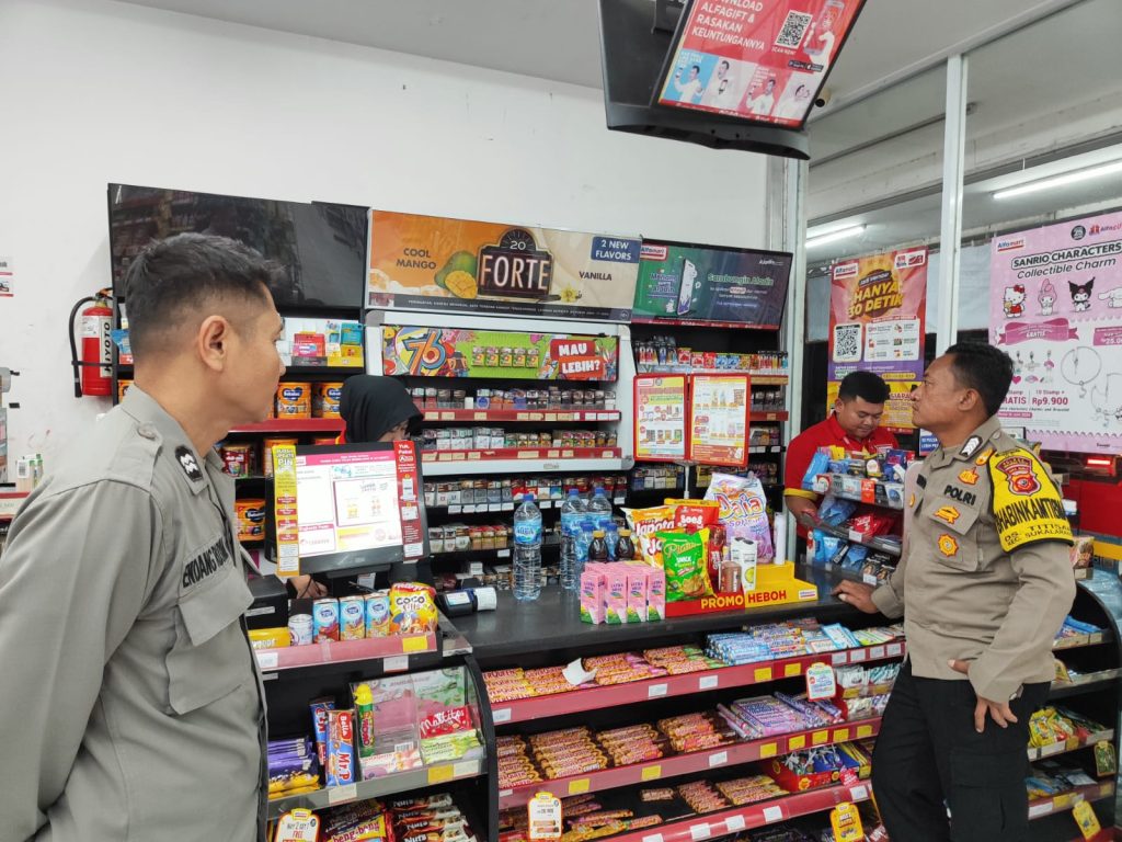 Anggota Polsek Sukalarang Laksanakan Patroli Dialogis Kerawanan Malam Sambangi Minimarket