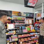 Anggota Polsek Sukalarang Laksanakan Patroli Dialogis Kerawanan Malam Sambangi Minimarket