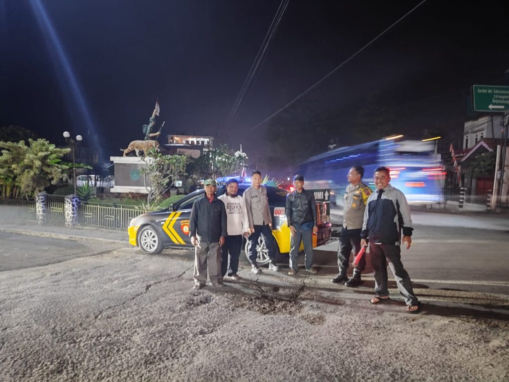 Patroli Strong Point Malam Dialogis Dengan Masyarakat Wujudkan Situasi Kamtibmas Yang Aman