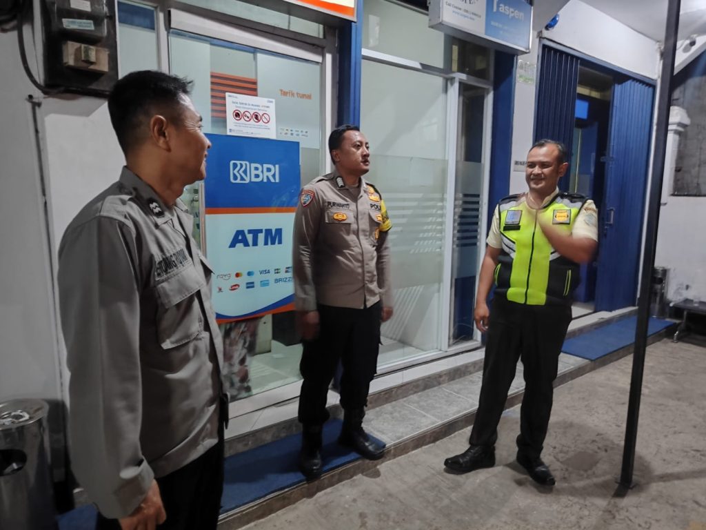 Personil Polsek Sukalarang Patroli Malam Hari Sambangi ATM BRI Cegah Kejahatan Perbankan