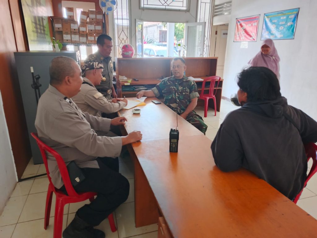 Polsek Gunungguruh Bersinergi dengan Babinsa Sambangi Warga Untuk Tingkatkan Harkamtibmas