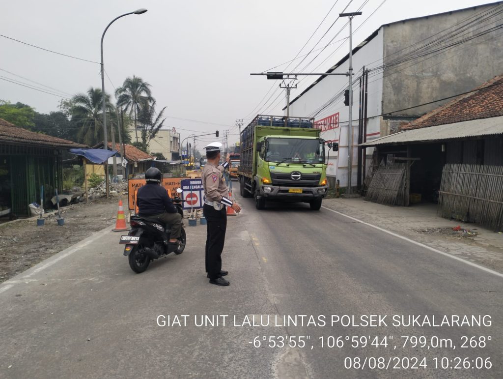 Anggota Unit Lantas Polsek Sukalarang Atur Lalu Lintas di Lokasi Perbaikan Jalan Nasional