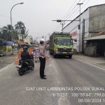 Anggota Unit Lantas Polsek Sukalarang Atur Lalu Lintas di Lokasi Perbaikan Jalan Nasional