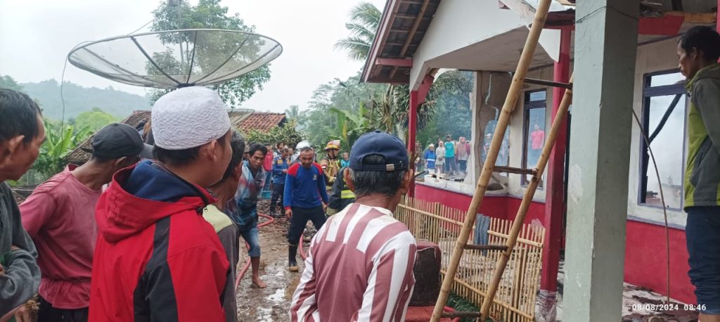 Polsek Banjarwangi Cek TKP Kebakaran Rumah Warga