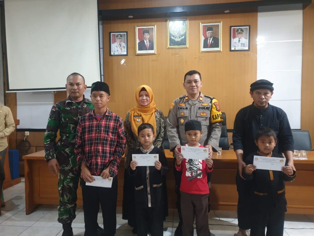 Hadiri Gebyar Muharam, Kapolsek Kebonpedes Sukabumi Santuni Anak Yatim