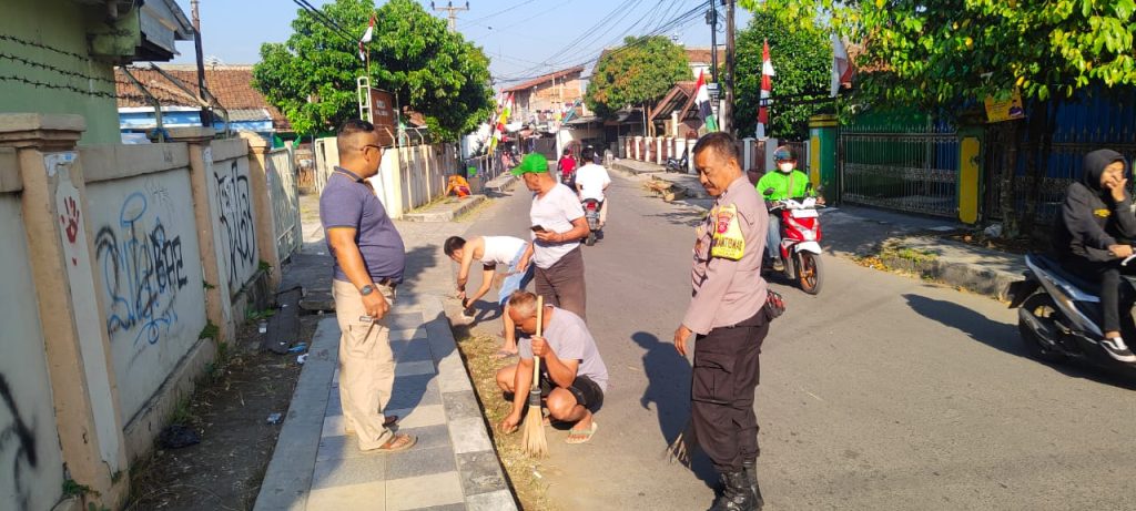 Bersama warga Bhabinkamtibmas Polsek Cisaat laksanakan Jumsih