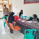 Jaga kondusif Bansos, Bhabinkamtibmas Jayaraksa Monitoring Penyaluran CBP di aula kelurahan Jayaraksa