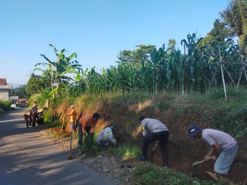 Bhabinkamtibmas Polsek Sukaraja  Bersama Masyarakat dan Aparat Desa Sekitar Melaksanakan Giat Jum’at Bersih