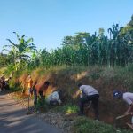 Bhabinkamtibmas Polsek Sukaraja  Bersama Masyarakat dan Aparat Desa Sekitar Melaksanakan Giat Jum’at Bersih