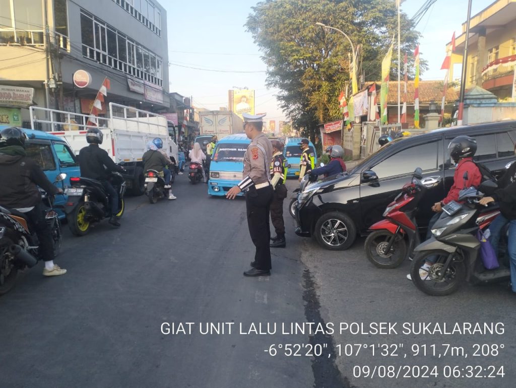 Antisipasi Kemacetan Pagi, Unit Lantas Polsek Sukalarang Melaksanakan Gatur Lalin Saat Jam Masuk Karyawan