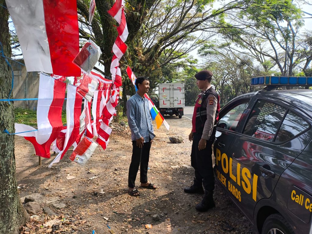 Sambangi penjual atribut Kemerdekaan. Patroli sampaikan pesan kamtibmas