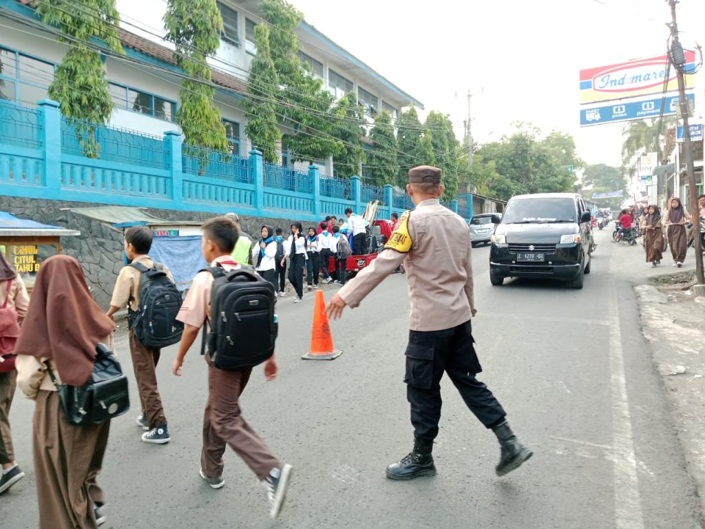 Pastikan Keamanan Anak Sekolah Polsek Cibatu Laksanakan Gatur Pagi