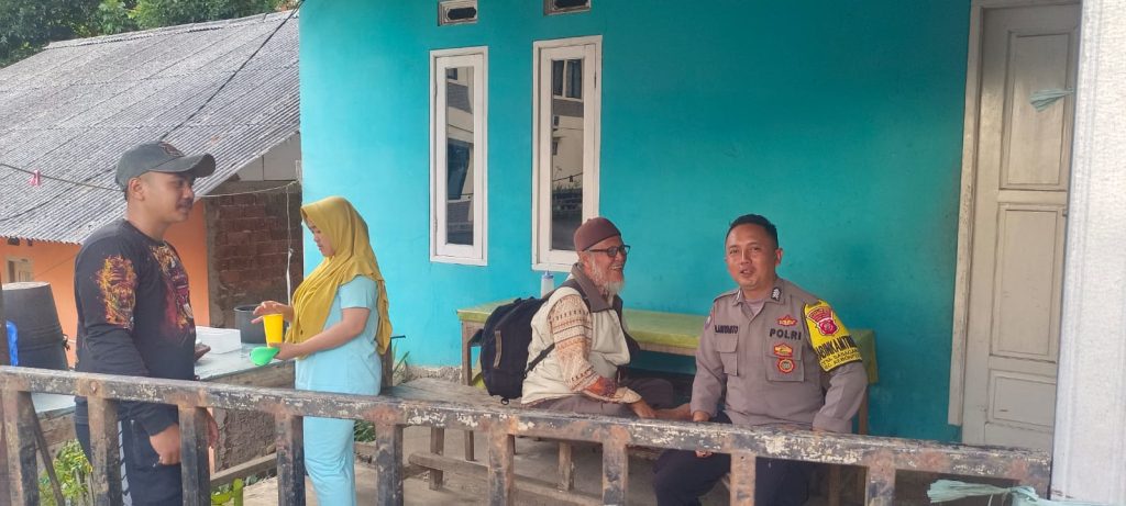 Ngobrol Bersama Warga Bhabinkamtibmas Polsek Kebonpede Sampaikan Himbauan Kamtibmas