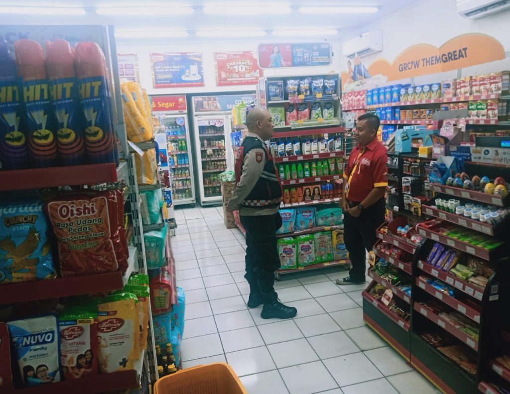 Unit Patroli Polsek Cibeureum Patroli ke Minimarket dan Dialogis dengan Karyawannya