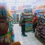 Unit Patroli Polsek Cibeureum Patroli ke Minimarket dan Dialogis dengan Karyawannya