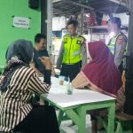 Patroli Sambang Polsek Sukalarang, Berikan Himbauan Kamtibmas Ke Para Pedagang di Kec Sukalarang Malam