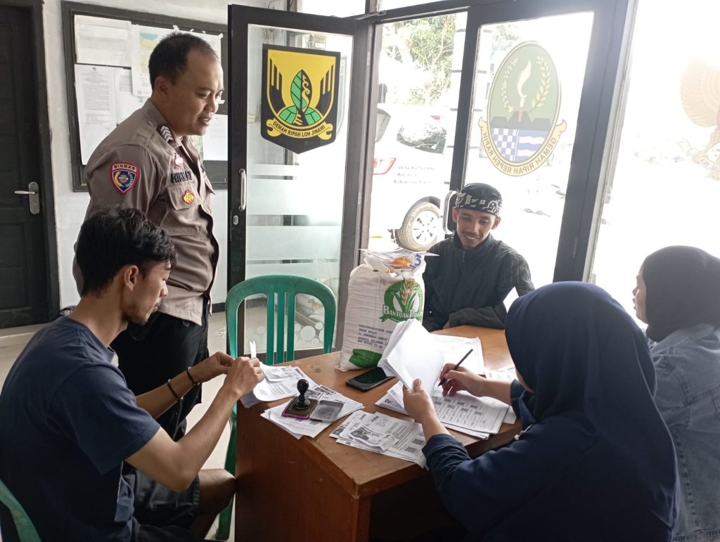 Bhabinkamtibmas Polsek Cisaat Monitoring Penyaluran Program Bantuan Pangan Cadangan Beras Pemerintah (BPCBP)