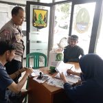 Bhabinkamtibmas Polsek Cisaat Monitoring Penyaluran Program Bantuan Pangan Cadangan Beras Pemerintah (BPCBP)