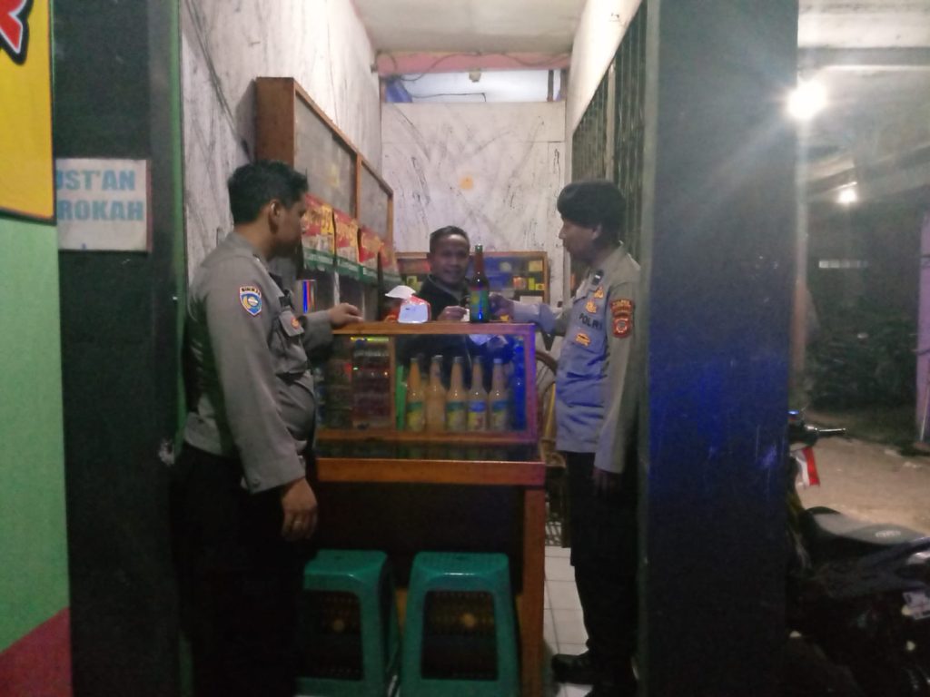 Cegah Peredaran Miras, Personil Polsek Sukalarang  Sambangi Penjual Jamu Tradisional