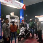 Polisi Sambangi SPBU Malam Hari, Sampaikan Pesan Kamtibmas