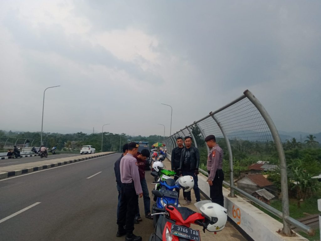 Unit Samapta Polsek Cibeureum Polres Sukabumi Kota  Laksanakan Patroli Dialogis Ciptakan Sitkamtibmas Yang Aman dan Kondusif