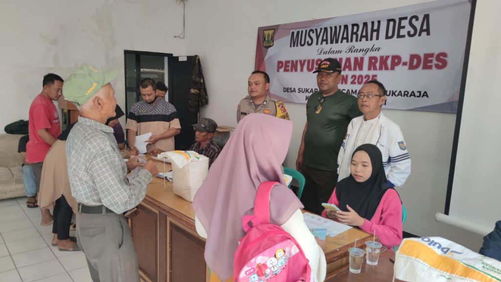 Bareng TNI Bhabinkamtibmas Polsek Sukaraja Pantau Distribusi BLT