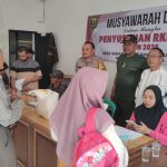 Bareng TNI Bhabinkamtibmas Polsek Sukaraja Pantau Distribusi BLT