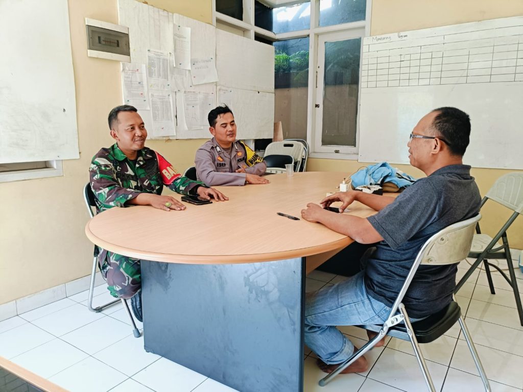 Dekati warga Babinkamtibmas bersinergi dengan Babinsa Sambangi Warga dan Berikan Imbauan Kamtibmas