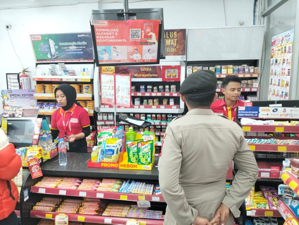 Giatkan sambang minimarket, Polsek Baros meminimalisir gangguan kamtibmas.