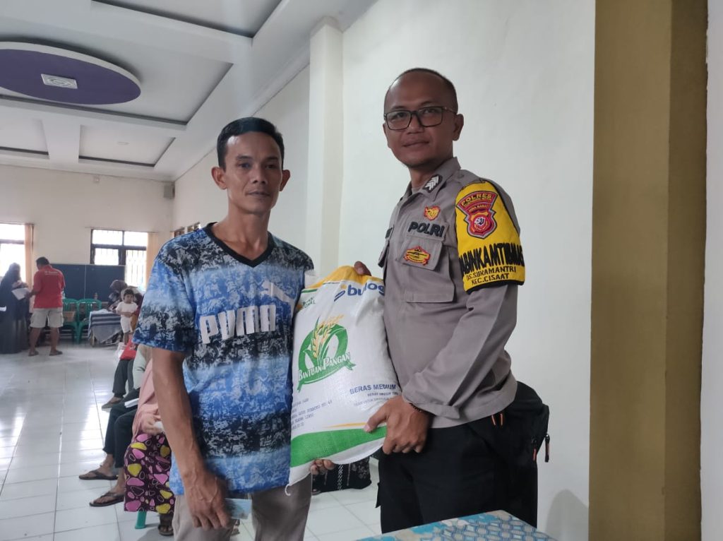 Bhabinkamtibmas Polsek Cisaat Monitoring Penyaluran Program Bantuan Pangan Cadangan Beras Pemerintah (BPCBP)