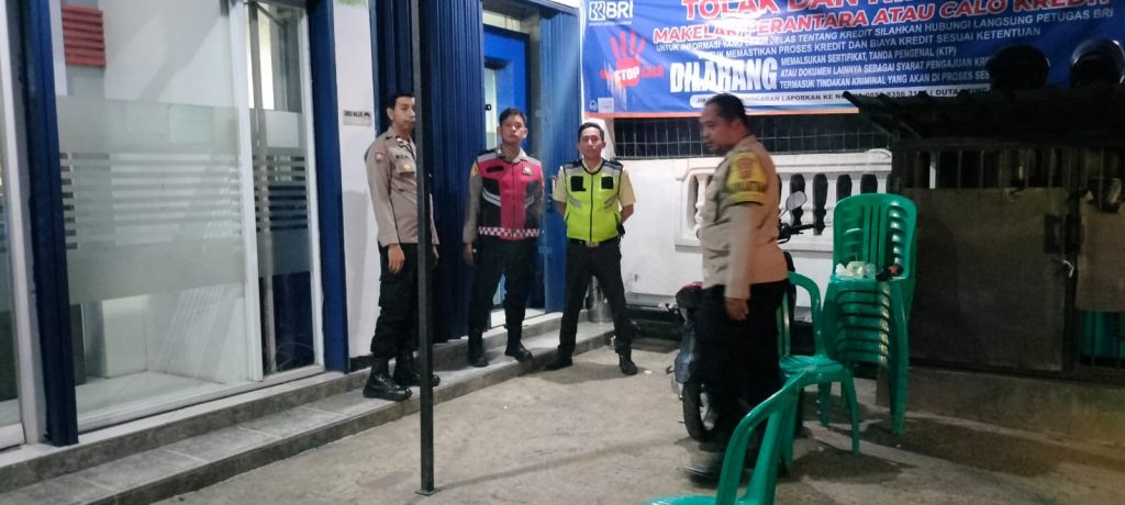 Polsek Sukalarang Patroli Malam Hari Kontrol ATM BRI Cegah Kejahatan Perbankan