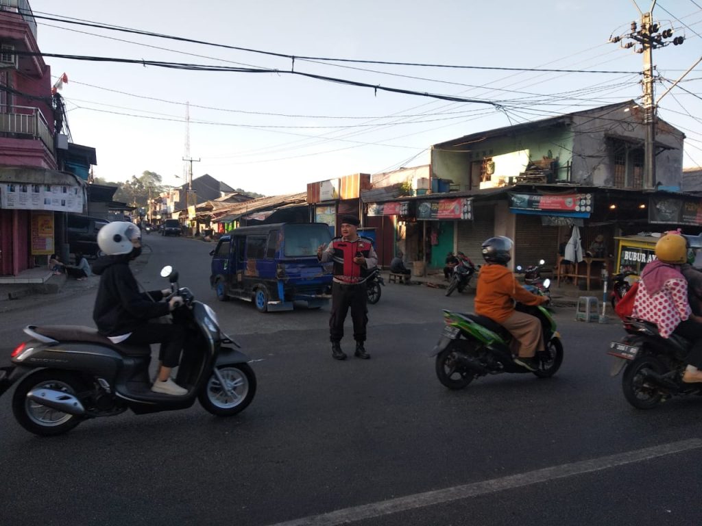 Wujud Kepedulian, Polisi Bantu Anak-Anak Sekolah Menyeberang Jalan