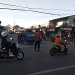 Wujud Kepedulian, Polisi Bantu Anak-Anak Sekolah Menyeberang Jalan