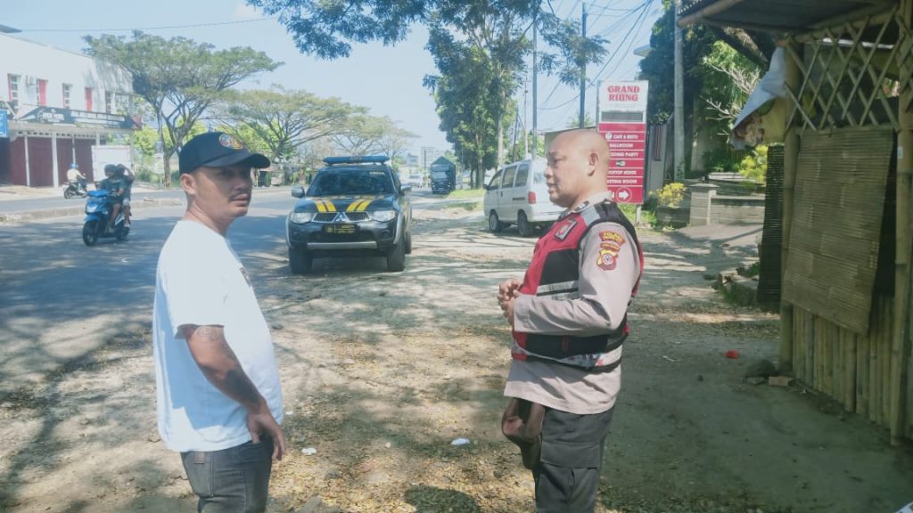 Guna menciptakan keamanan yang kondusif, unit Samapta Polsek Cibeureum Patroli Dialogis dan Sambangi Warga