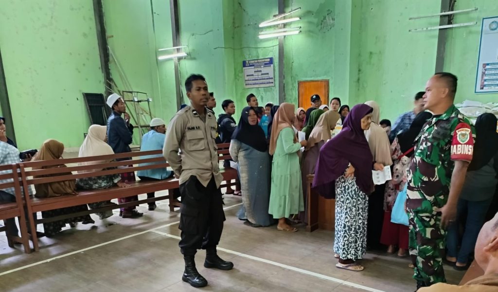 Bhabinkamtibmas Polsek Sukaraja Melaksanakan Kegiatan Monitoring Pembagian Bantuan Beras