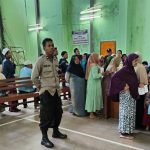 Bhabinkamtibmas Polsek Sukaraja Melaksanakan Kegiatan Monitoring Pembagian Bantuan Beras