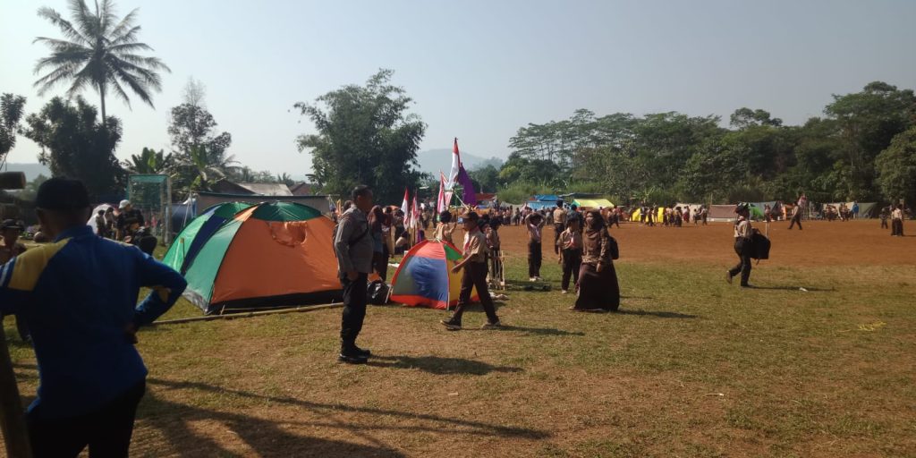 Bhabinkamtibmas Polsek Cireunghas Polres Sukabumi Kota Monitoring Perkemahan HUT Pramuka ke-63