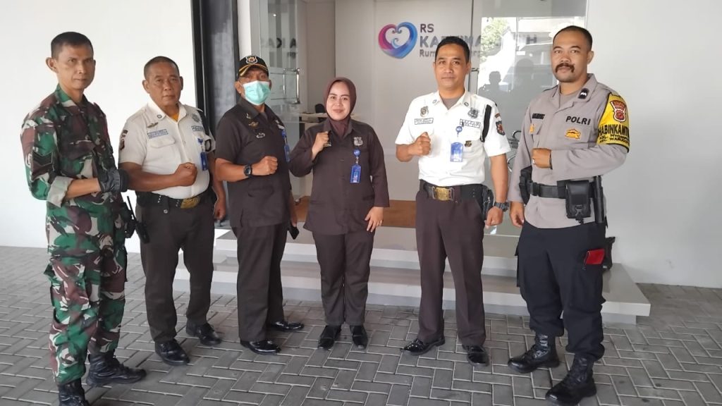 Cegah Aksi Kejahatan, Anggota Bhabinkamtibmas berikan Himbauan Kamtibmas Kepada Security