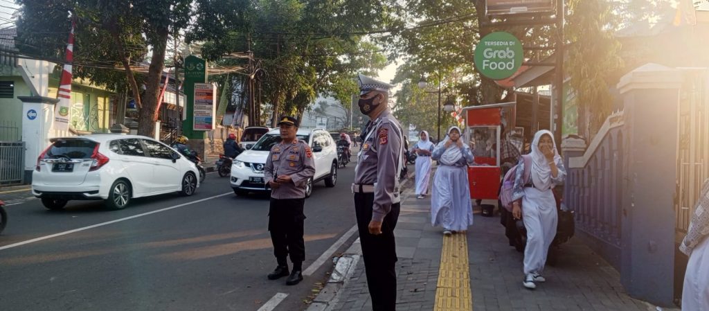 Unit Lantas Polsek Cikole Laksanakan Giat Pengaturan Di Pagi Hari