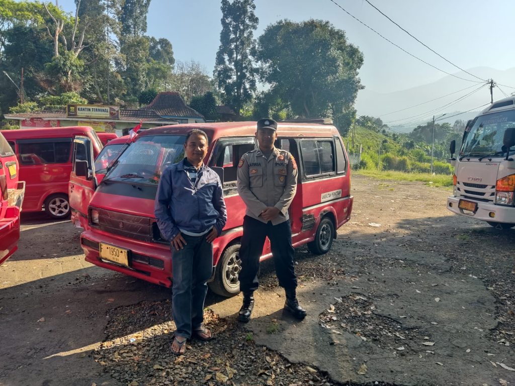 Patroli mobile rutin Polsek Kadudampit untuk mengantisipasi gangguan kamtibmas  di wilayah hukum polsek kadudampit