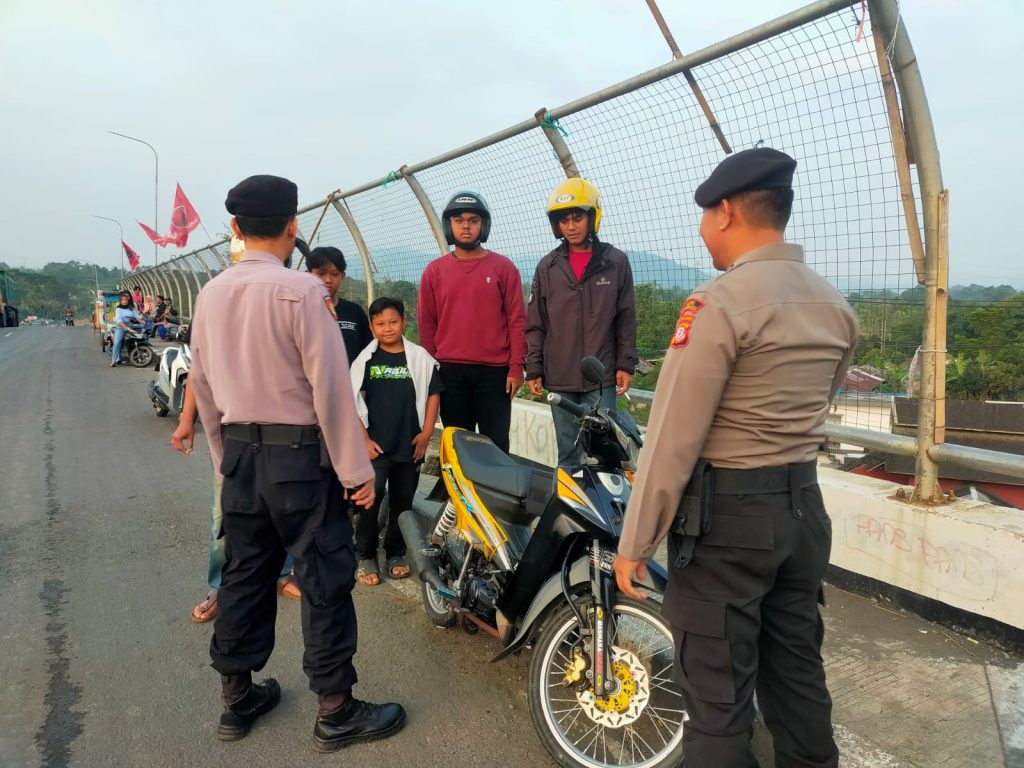 Giat Preventif, Unit Patroli Samapta Polsek Cibeureum Berpatroli dan Sambangi Warga