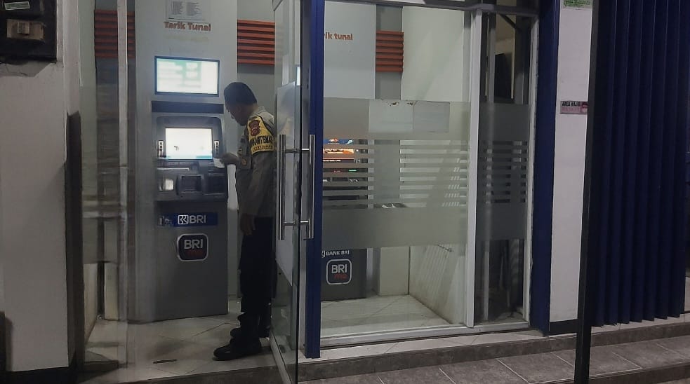 Personil Samapta Polsek Sukalarang Patroli Malam Hari Sambangi ATM BRI Cegah Kejahatan Perbankan