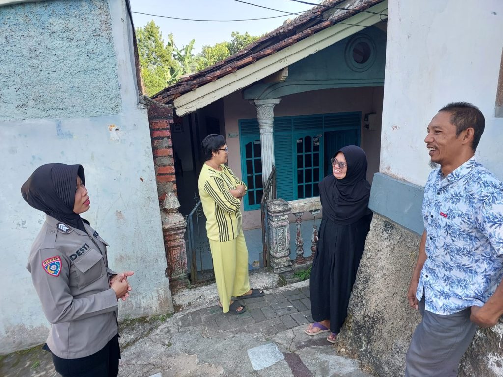 Anggota Bhabinkamtibmas Polsek Warudoyong Polres Sukabumi Kota, terus melakukan sambang ke warga binaan dan tak henti-hentinya mengingatkan kepada warga masyarakat untuk waspada terhadap gangguan kamtibmas, Rabu (14/08/2024).