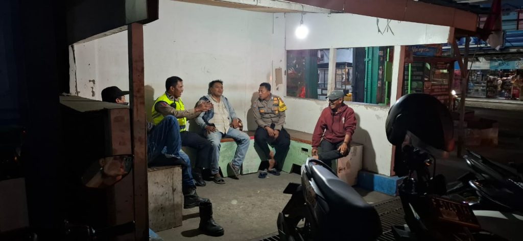 Ngobrol Bersama Masyarakat, Patroli Dialogis Malam Petugas Sampaikan Pesan Kamtibmas