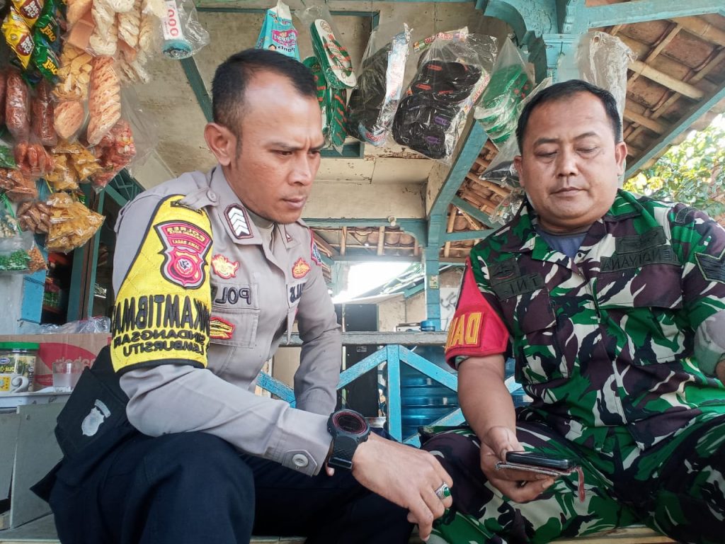 Sambangi Warga, Polisi dan TNI di Sukabumi Sampaikan Pesan Kamtibmas