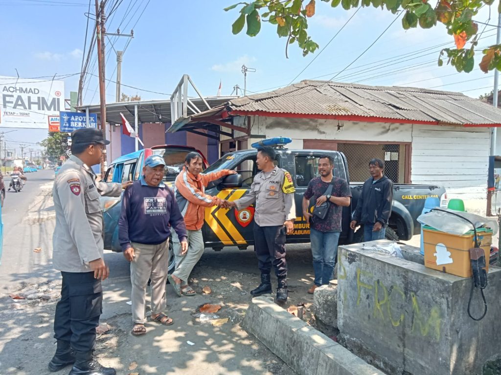 Unit Samapta Polsek Lembursitu Patroli dialogis dengan sopir angkutan umum pada hari rabu tanggal 14 Agustus 2024.