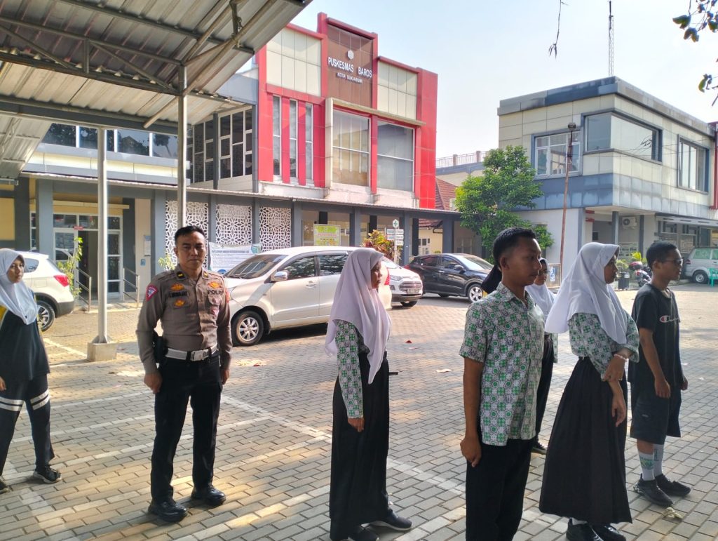 Bekali kedisplinan petugas Upacara HUT Kemerdekaan RI ke 79 tingkat kecamatan baros. Ipda Jajat Munajat. S.Ip laksanakan pembinaan