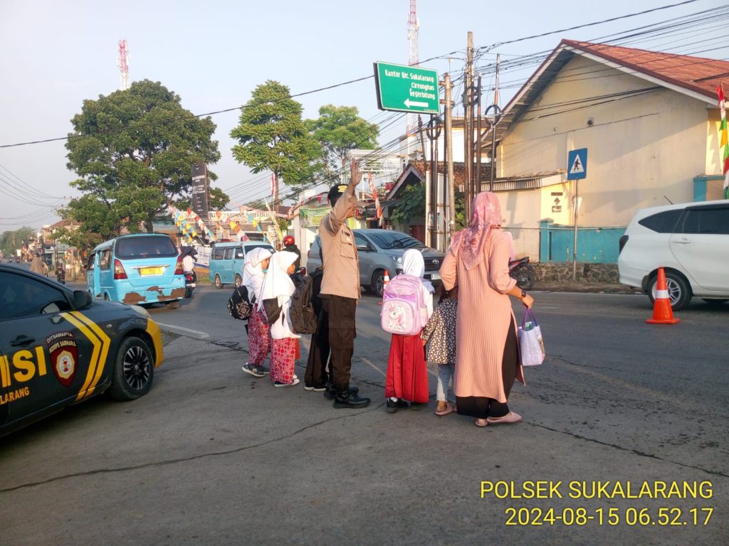 Wujud Kepedulian, Polisi Bantu Anak-Anak Sekolah Menyeberang Jalan