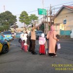 Wujud Kepedulian, Polisi Bantu Anak-Anak Sekolah Menyeberang Jalan